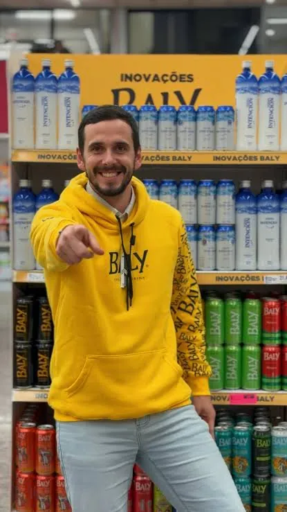 Promotor da Baly com moletom amarelo personalizado