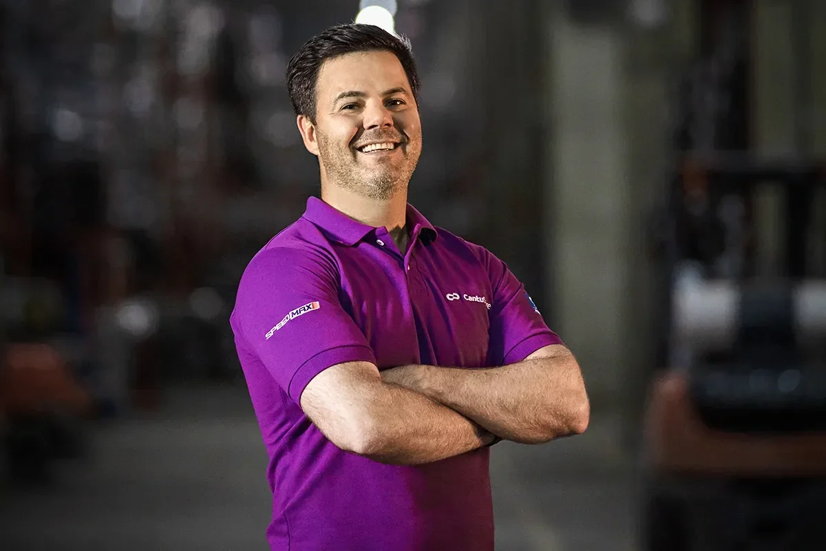 Colaborador da Cantu com camisa polo roxa personalizada