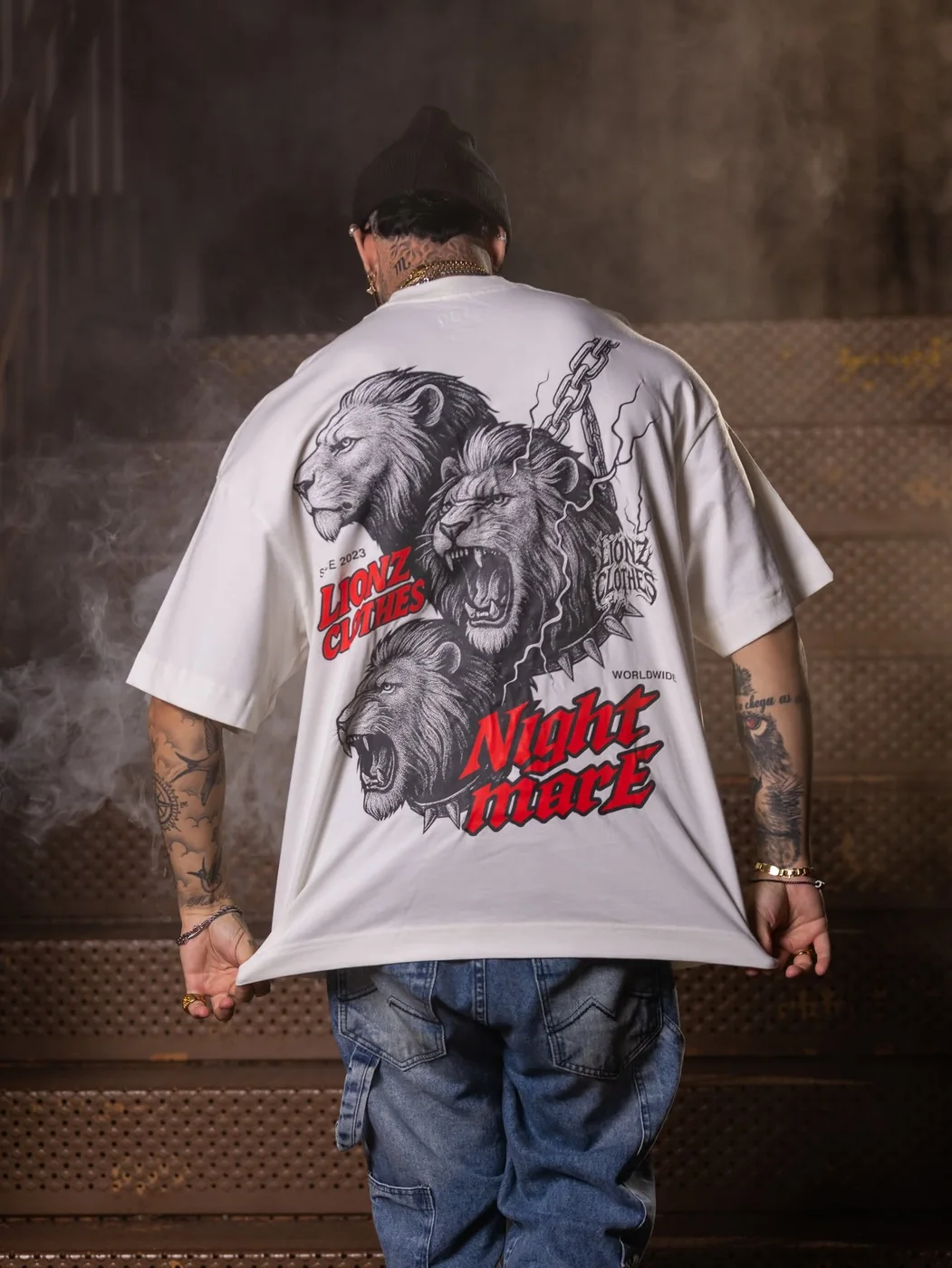 Camiseta off white com estampa da Lionz Clothes nas costas