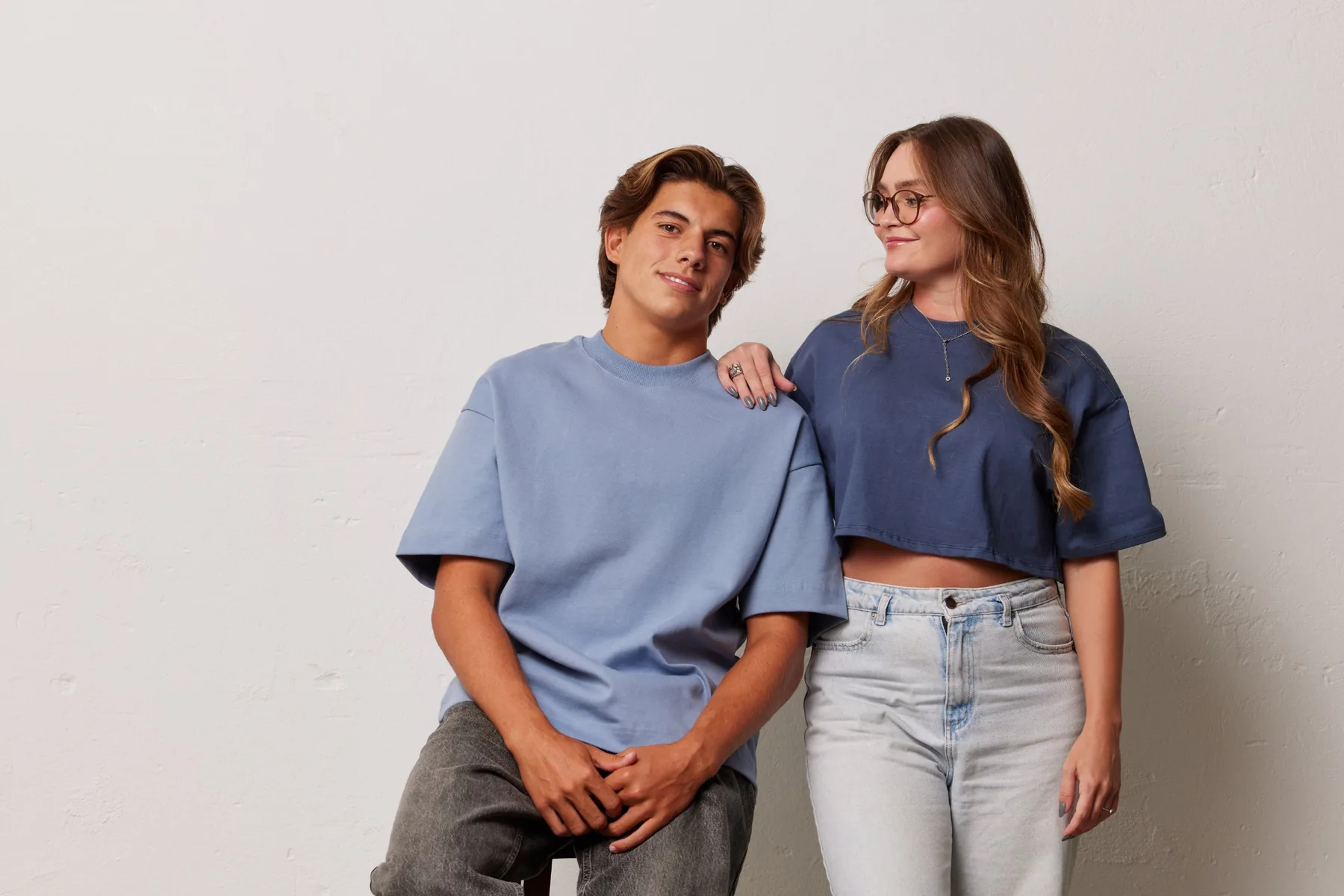 Casal vestindo camisetas oversized e cropped azuis