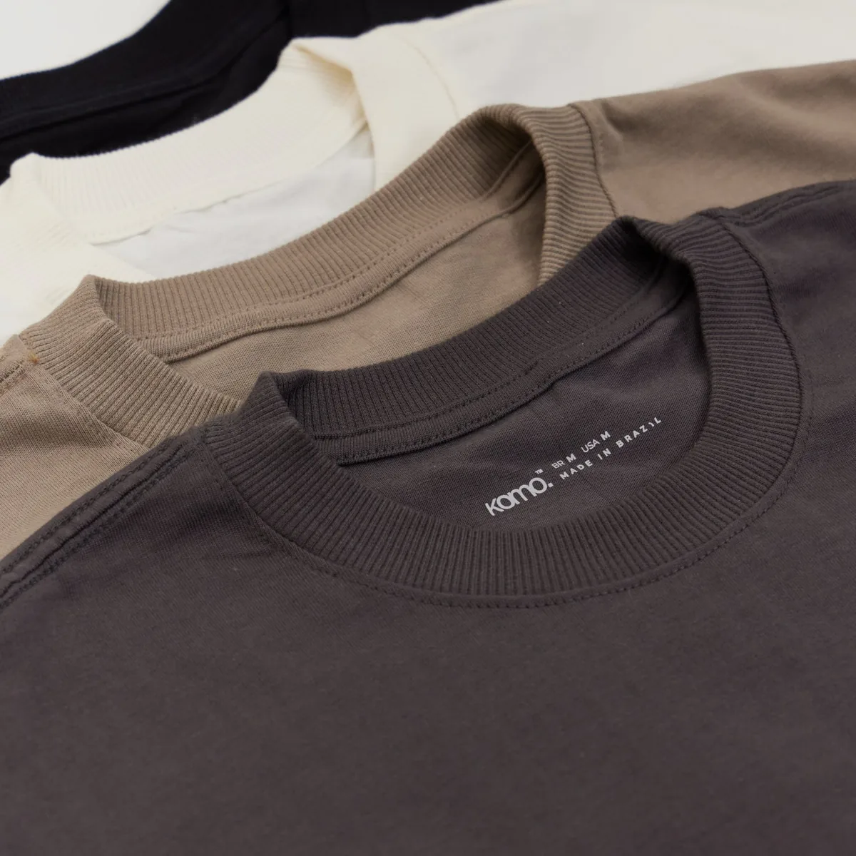 Detalhe da gola canelada e etiqueta de camisetas Komo