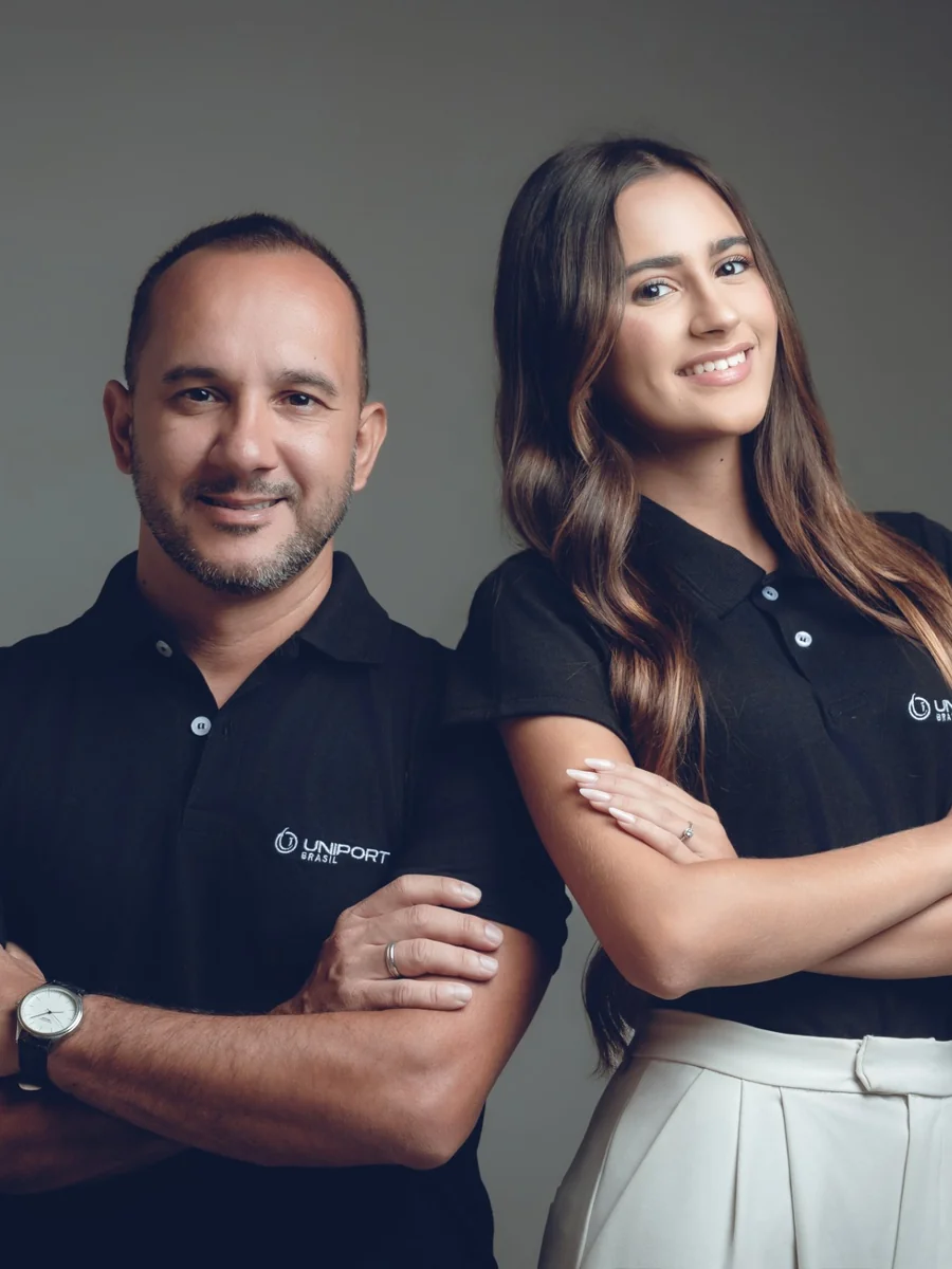 Equipe da Uniport Brasil com camisas polo pretas bordadas